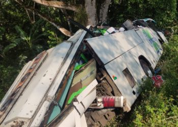 Deja 16 heridos volcadura de autobús en Catemaco