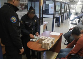 Detienen a sujeto con más de cinco millones de pesos en efectivo en el AICM