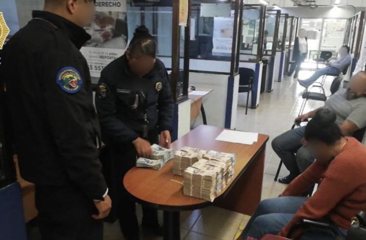 Detienen a sujeto con más de cinco millones de pesos en efectivo en el AICM