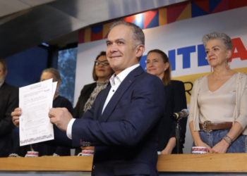 Mancera se registra como aspirante del Frente Amplio por México