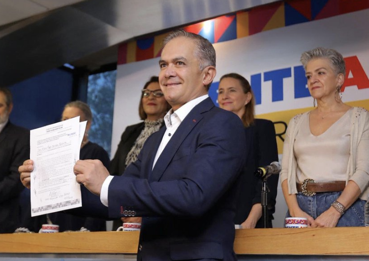 Mancera se registra como aspirante del Frente Amplio por México