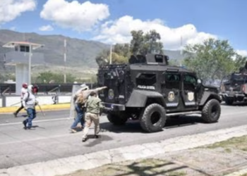 Levantan bloqueo en Guerrero, pero se llevan a 13 policías y soldados retenidos