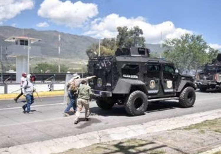 Levantan bloqueo en Guerrero, pero se llevan a 13 policías y soldados retenidos