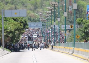 Guerrero arde: manifestantes y GN se enfrentan violentamente en Chilpancingo