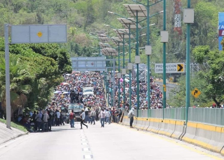 Guerrero arde: manifestantes y GN se enfrentan violentamente en Chilpancingo