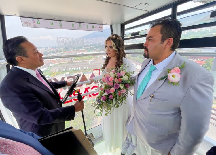 Celebran el amor en el aire casándose en el Mexicable