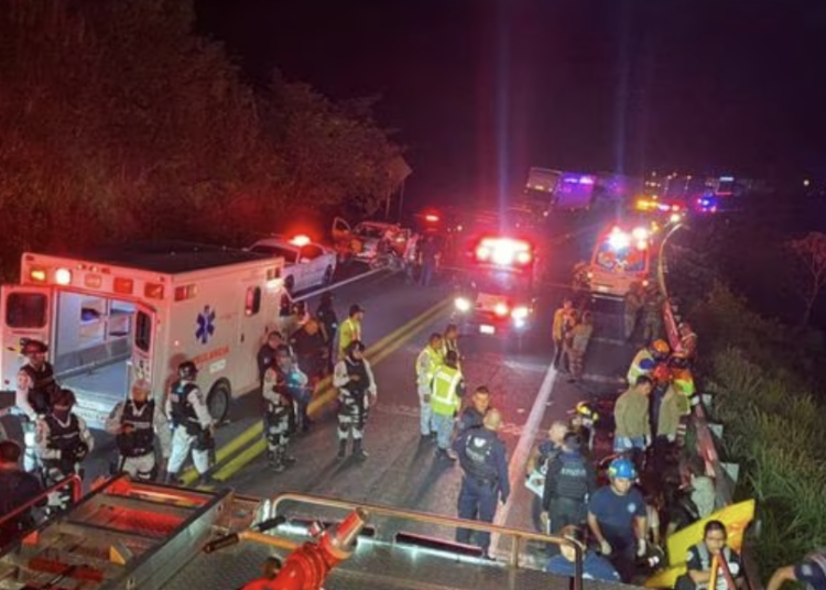 Volcadura de autobús de pasajeros deja 21 heridos y al menos 15 muertos en Nayarit