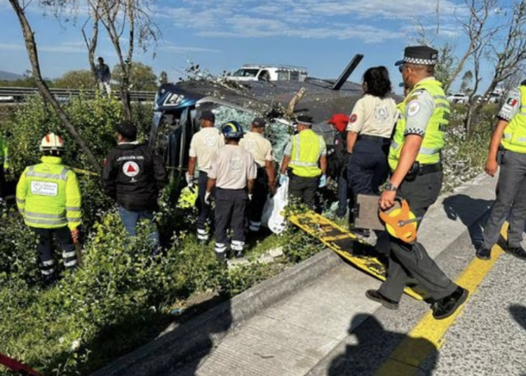 Deja volcadura al menos 7 muertos en la México-Querétaro