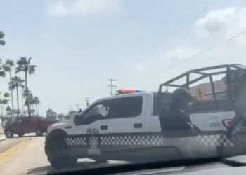 Policía de Veracruz detiene y encañona a Manuel Velasco y su equipo