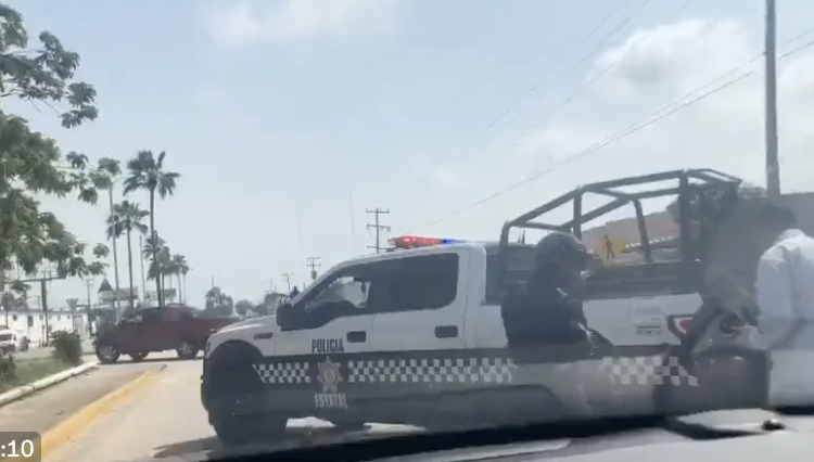 Policía de Veracruz detiene y encañona a Manuel Velasco y su equipo