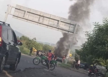 Se extiende a Uruapan y Apatzingán quema de comercios, un Oxxo y vehículos por parte de criminales