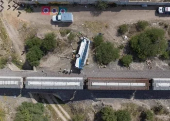 Seis muertos y 17 heridos, el saldo del accidente entre tren y camión de pasajeros en Querétaro