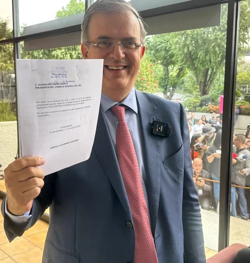Ebrard asegura que no se va de Morena, pero quiere que se revisen requisitos de encuestadoras