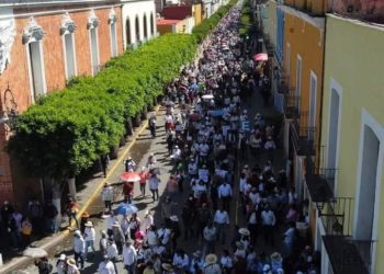 Cientos de tlaxcaltecas realizan megamarcha contra gobierno de la morenista Lorena Cuéllar