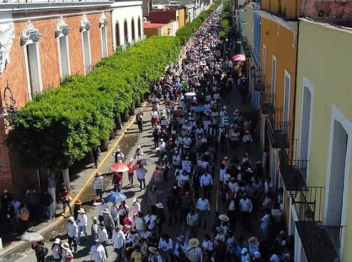 Cientos de tlaxcaltecas realizan megamarcha contra gobierno de la morenista Lorena Cuéllar