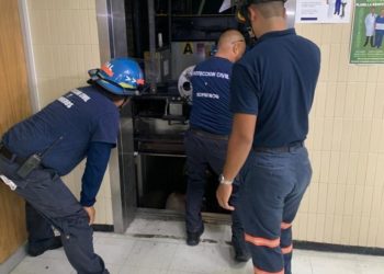 Rescatan a 7 de elevador en IMSS en Monclova