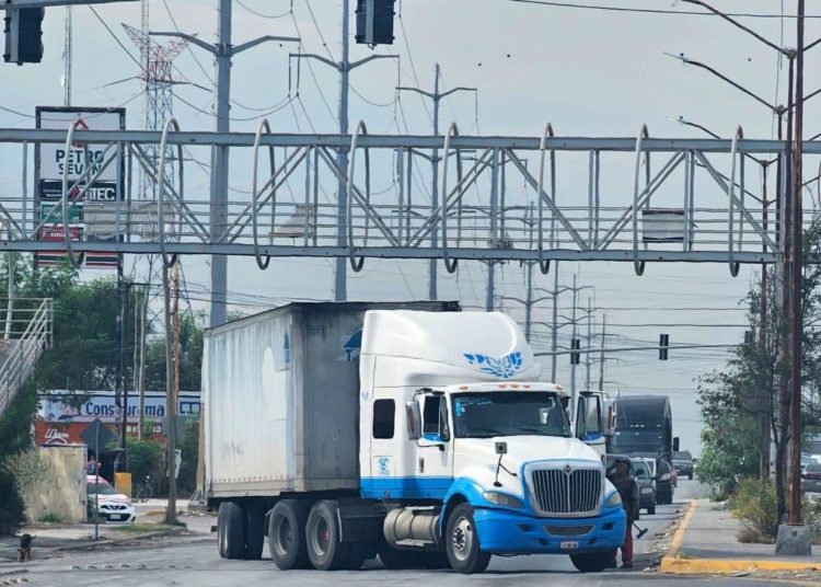 Reportan bloqueos y ataque de civiles armados a elementos de la Guardia estatal en Reynosa