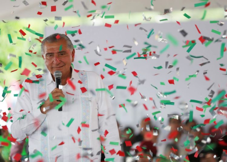 Carrera de corcholatas se cierra a Adán Augusto López y Claudia Sheinbaum