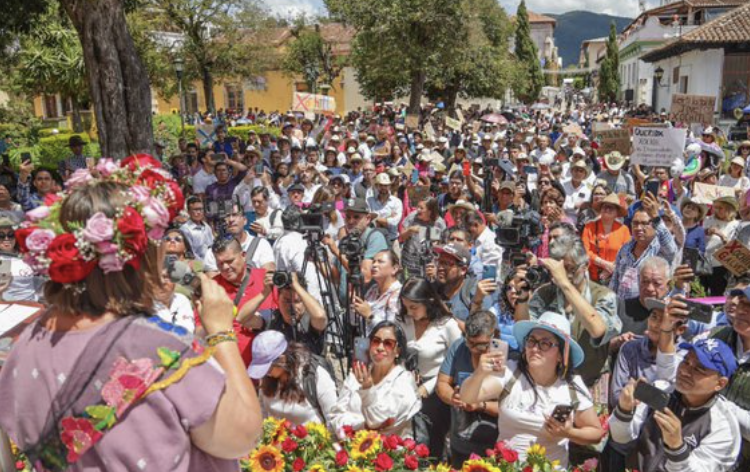 Xóchitl promete en Chiapas cumplir acuerdos con el EZLN y bajar edad de pensión a 60 años