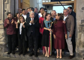 AMLO entrega bastón de mando a Claudia Sheinbaum frente a simpatizantes
