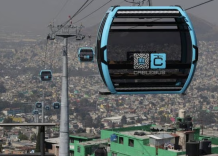 Sujeto escala torre del Cablebús, suspenden servicio