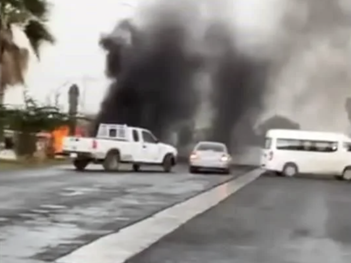 Reportan narcobloqueos y vehículos incendiados en Linares y Montemorelos
