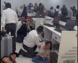 Balacera en Terminal 1 del AICM provoca intensa movilización policiaca Una balacera provocó momentos de pánico en la Terminal 1 del Aeropuerto Internacional de la Ciudad de México (AICM), servicios de emergencia arribaron a la zona para atender la situación, donde se encontraron al menos dos casquillos percutidos. En el interior de la terminal aérea las personas se resguardaron de los balazos.