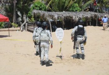 Hallan cadáver en plena playa turística Papagayo, en Acapulco