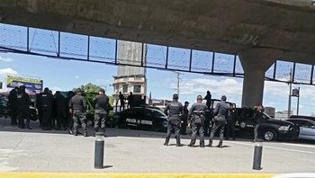 Comerciantes y vecinos se enfrentan con palos y arma de fuego en estación Toluca Centro del Tren Interurbano