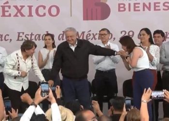 Alcaldesa de Tecámac besa la mano de AMLO en gira de programas sociales en Edomex