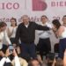 Alcaldesa de Tecámac besa la mano de AMLO en gira de programas sociales en Edomex
