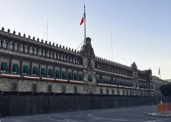Amurallan inmuebles en CDMX previo a marcha por 9 años de la desaparición de estudiantes