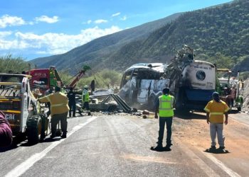 Al menos 16 migrantes de Venezuela y Haití mueren en volcadura en Oaxaca
