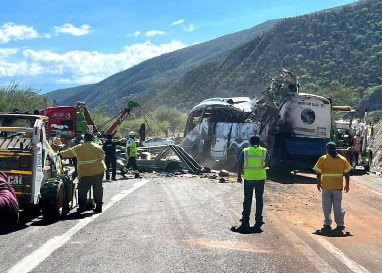 Al menos 16 migrantes de Venezuela y Haití mueren en volcadura en Oaxaca