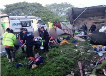 Al menos 10 migrantes murieron tras volcadura de camioneta sin placas en Pijijiapan