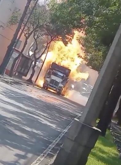 Se registra fuerte incendio de camión con cilindros de gas LP cerca del Estadio Azteca