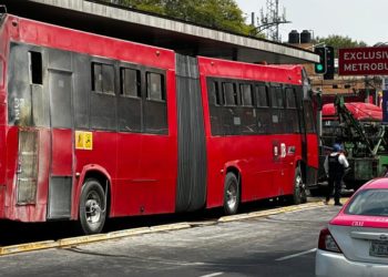 Se incendia camión del Metrobús en la estación UPIICSA