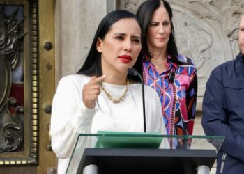 Sandra Cuevas toma el control del Ángel de la Independencia