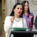 Sandra Cuevas toma el control del Ángel de la Independencia