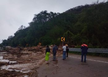 Gabinete de Seguridad sale por tierra a Acapulco, pero la autopista México-Cuernavaca está cerrada