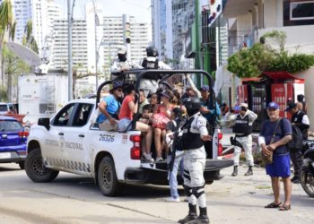 Inicia evacuación de turistas varados en Acapulco por medio de puente aéreo: SICT