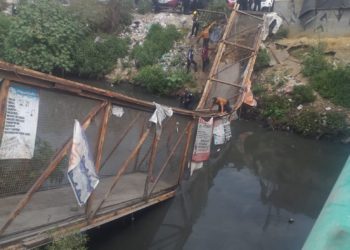 Se desploma puente peatonal en límite entre Neza y Chimalhuacán, reportan varios heridos