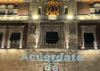 Montan damnificados por ‘Otis’ campamento frente a Palacio Nacional