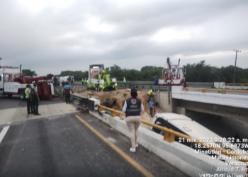 Equipos de los 3 órdenes de gobierno atienden accidente vehicular en Cosamaloapan