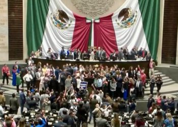 Se enfrentan diputados del PAN y Morena por toma de tribuna