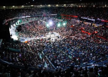 Llama Sheinbaum a la unidad de Morena desde una abarrotada Arena México