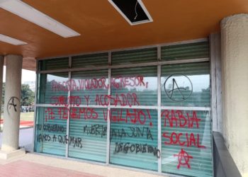 Vandalizan Rectoría y campus de la UNAM