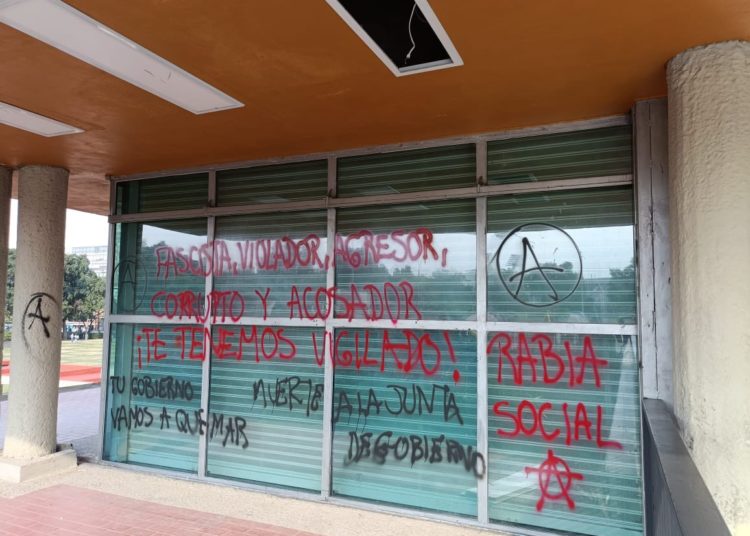 Vandalizan Rectoría y campus de la UNAM