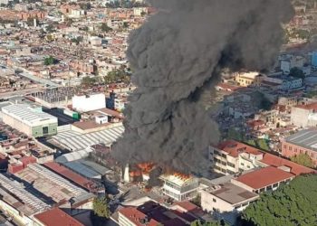 Fuerte incendio consume bodega en el centro de la CDMX, hay 500 personas evacuadas