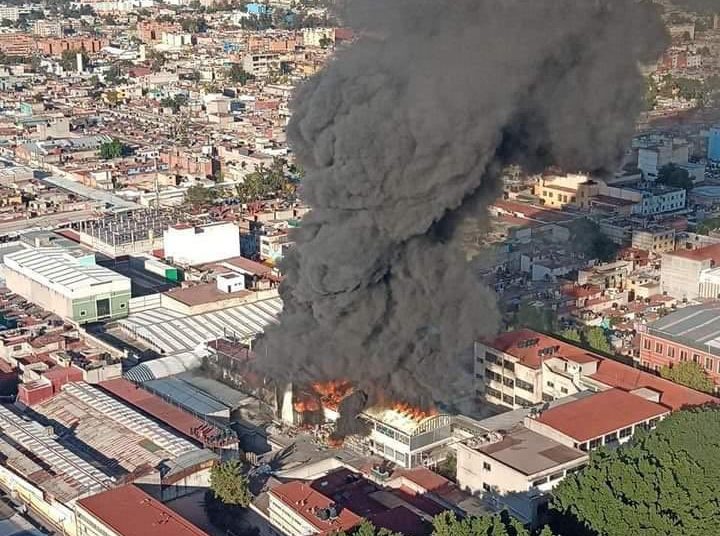 Fuerte incendio consume bodega en el centro de la CDMX, hay 500 personas evacuadas